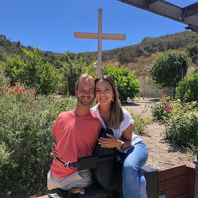 نیک وویچیچ و همسرش