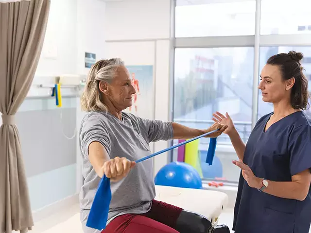 کاردرمانی بزرگسالان خانم پیر