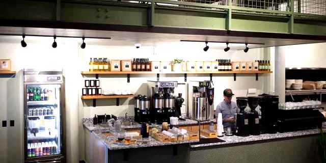 طراحی و دکوراسیون؛ هماهنگی یخچال با فضای کافه